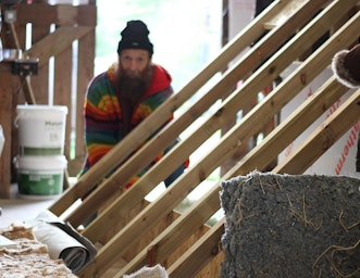 Course tutor with natural insulation materials and the model of a roof